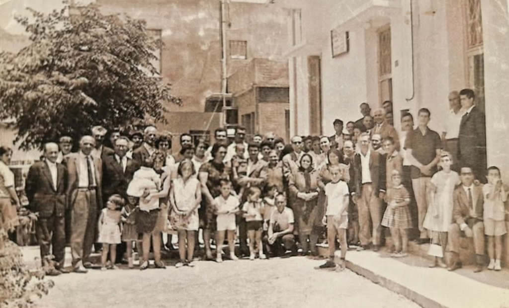Παλαιότερη ομαδική φωτογραφία πιστών και οικογενειών έξω από την εκκλησία.
