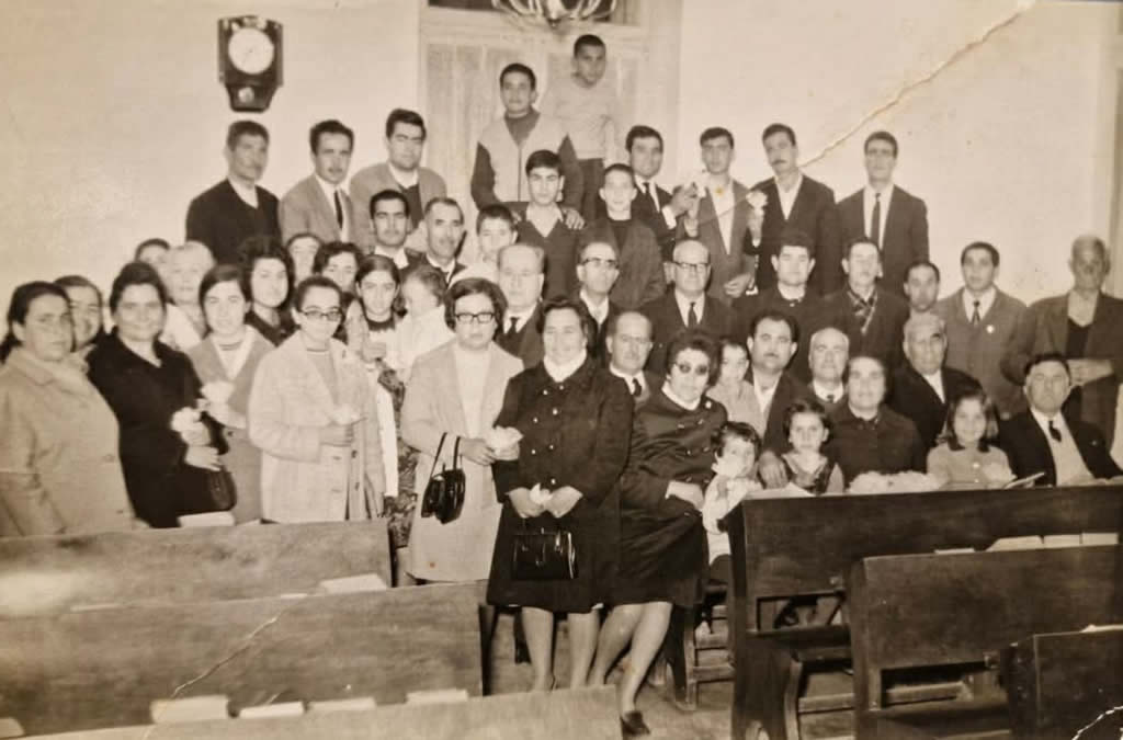 Ιστορική ομαδική φωτογραφία μέσα στην εκκλησία.